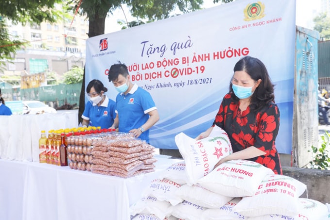 Tổng Giám đốc Lê Thị Bình và CBNV Tâm Bình chuẩn bị các phần quà.
