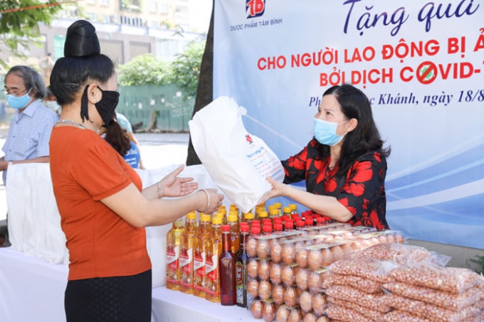 Tổng Giám đốc Lê Thị Bình trao quà cho người dân gặp khó khăn do Covid-19.