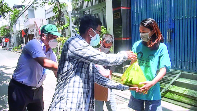 Ông Nguyễn Văn Đức - Phó Chủ tịch UBND phường Bình Hưng Hòa B, quận Bình Tân TP.HCM đến chỗ trọ, gửi tặng quà, động viên hai vợ chồng anh Luận - chị Quỳnh. Ảnh: NT