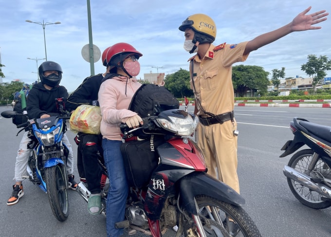 Người dân ồ ạt về quê tránh dịch Covid-19. Ảnh: T.L