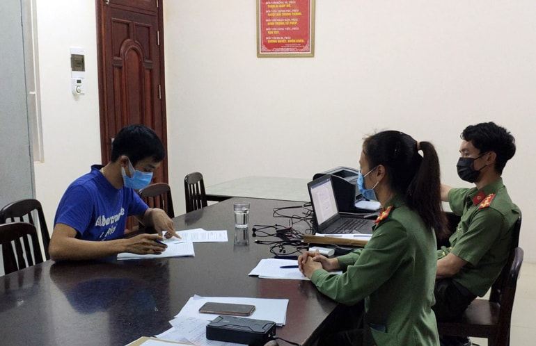 Cơ quan chức năng làm việc với người quản trị trang fanpage “Người Lâm Đồng” Ảnh: Công an Lâm Đồng
