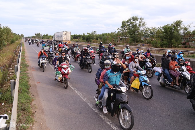 nhieu-tinh-qua-tai-khi-trung-chuyen-nguoi-dan-di-xe-may-ve-que-88a-5932021