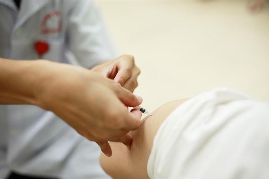 Tiêm vắc xin COVID-19 cho người dân. Ảnh: laodong