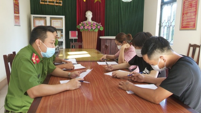 Lực lượng chức năng TP.Việt Trì làm việc với 3 trường hợp vi phạm phòng chống dịch Covid-19. Ảnh: dantri