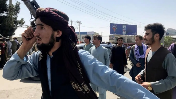 Một thành viên Taliban kiểm tra một khu vực bên ngoài Sân bay Quốc tế Hamid Karzai ở Kabul. © ReutersJ