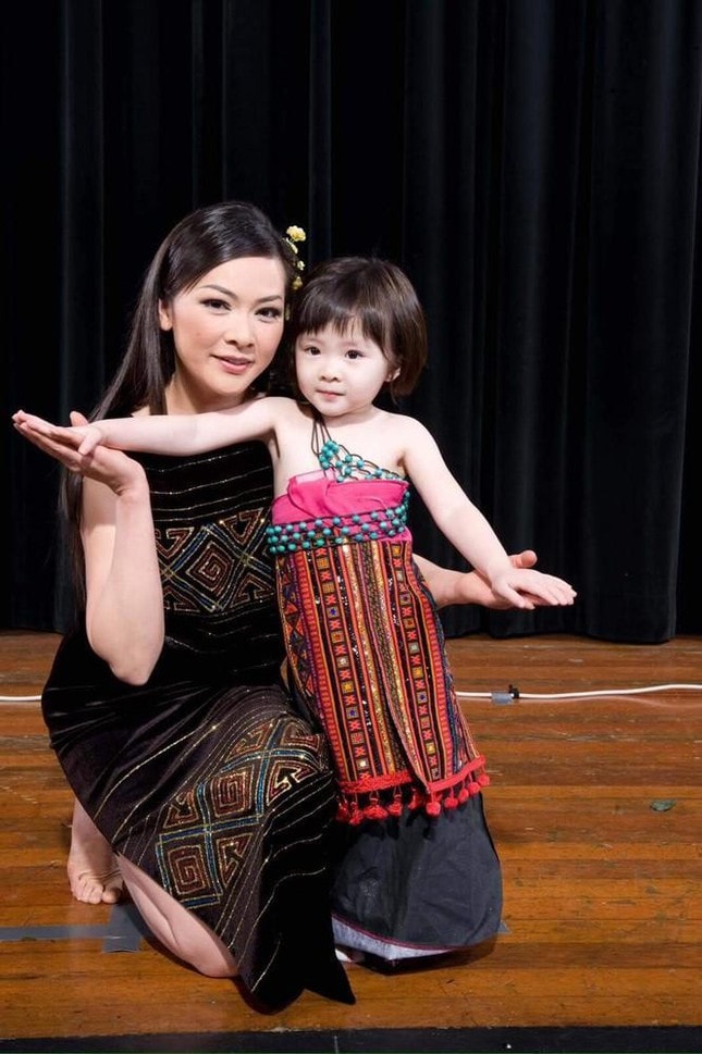 Melody ngày bé theo mẹ đi biểu diễn trên sân khấu