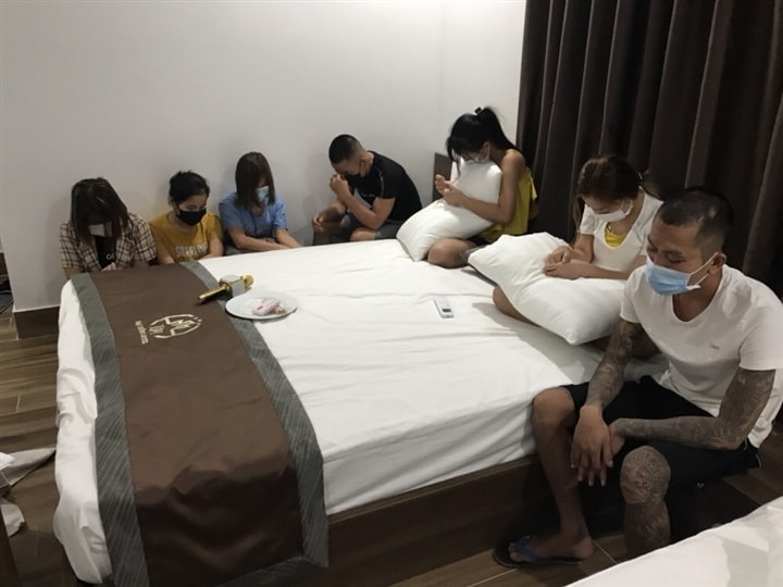 7 nam nữ tổ chức 'tiệc ma túy' trong khách sạn giữa mùa dịch vừa bị lực lượng chức năng phát hiện. Ảnh CAHT