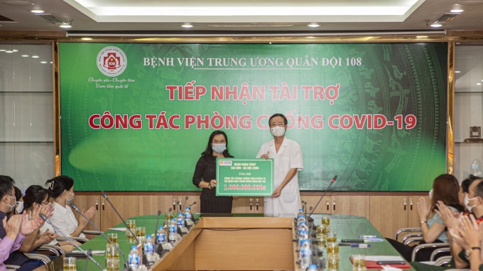 SHB hy vọng những hỗ trợ kịp thời của ngân hàng sẽ giúp các bệnh viện có thêm nguồn tài chính trang bị vật tư, sinh phẩm y tế; từ đó giúp các y bác sĩ yên tâm thực hiện công tác chuyên môn, nhanh chóng đẩy lùi dịch bệnh.