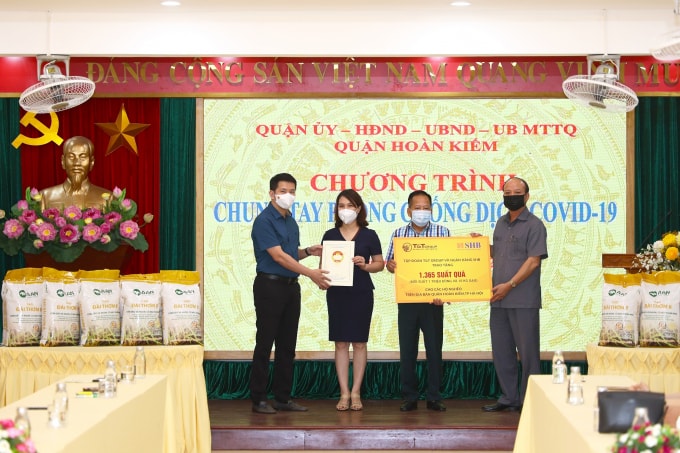 Bà Ninh Thị Lan Phương – Phó TGĐ SHB và ông Nguyễn Tất Thắng – Phó TGĐ Tập đoàn T&T Group trao ủng hộ MTTQ quận Hoàn Kiếm và đại diện 18 phường có các hộ, gia đình khó khăn trên địa bàn quận Hoàn Kiếm vượt qua dịch bệnh.