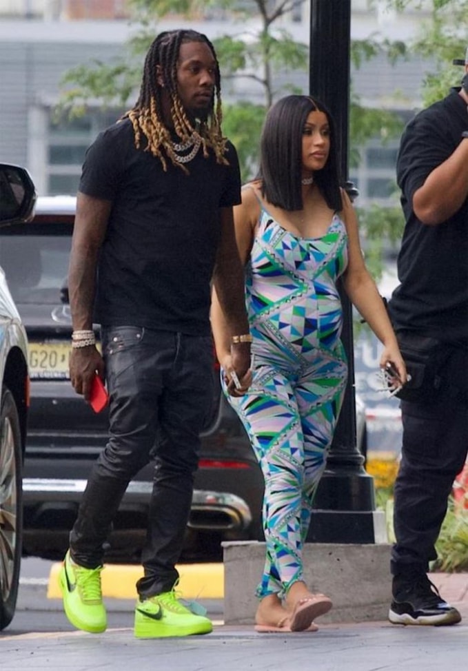 Cardi B khoe đường cong trong bộ jumpsuit.