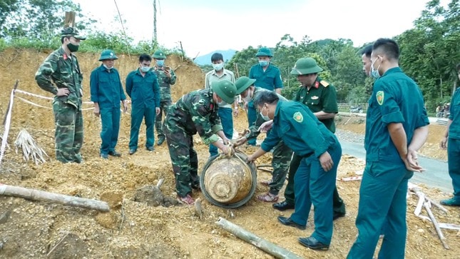 Hình ảnh lực lượng chức năng vận chuyển bom đến vị trí hủy. Ảnh: tienphong.vn