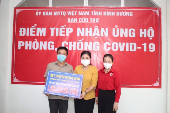 Vạn Xuân Group ủng hộ số tiền 1 tỷ đồng đến UBMTTQ VN tỉnh Bình Dương để góp quỹ mua vaccine.