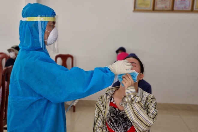 Hình ảnh nhân viên y tế Đà Nẵng lấy mẫu xét nghiệm COVID-19 cho người dân. Ảnh: minh họa