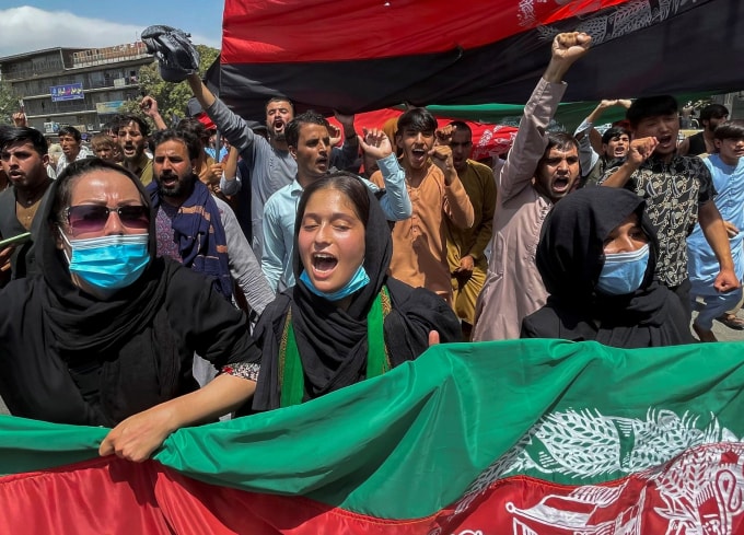 Biểu tình diễn ra trên nhiều thành phố trên khắp Afghanistan trong ngày thứ hai, nhằm phản đối sự cai trị của Taliban - Ảnh: Reuters