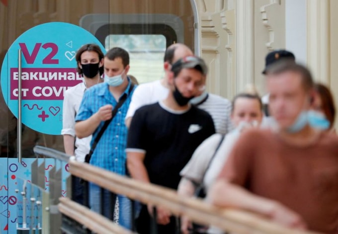 Người dân xếp hàng để tiêm vắc xin ngừa COVID-19 bên ngoài một trung tâm tiêm chủng ở trung tâm Moscow, Nga, ngày 25 tháng 6 năm 2021 - Ảnh: Reuters / Shamil Zhumato