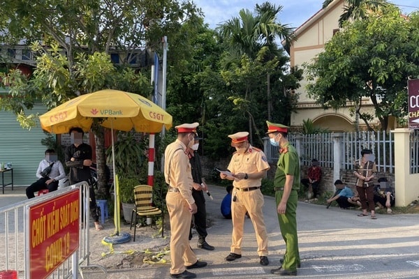 Hình ảnh công an kiểm tra giấy tờ của người dân trên 3 xe ô tô vi phạm. Ảnh: vietnamnet.vn