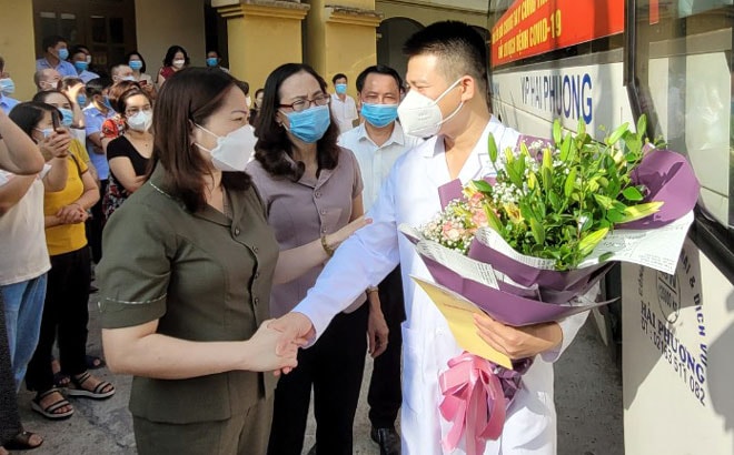 Phó Chủ tịch UBND tỉnh Yên Bái Vũ Thị Hiền Hạnh trao đổi với trưởng đoàn công tác trước khi lên đường hỗ trợ Đồng Nai phòng, chống dịch.