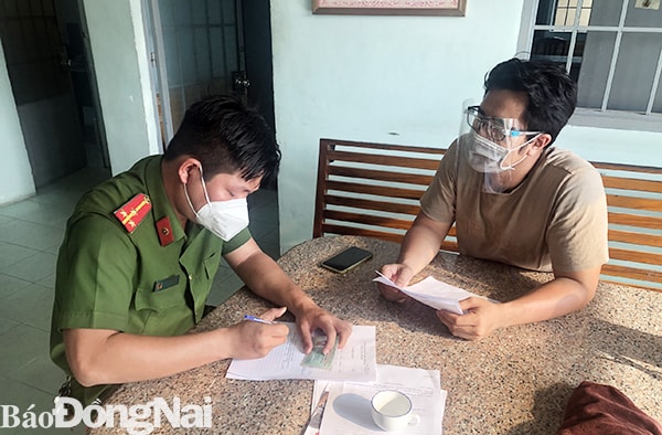 Công an Trảng Dài, TP Biên Hòa, tỉnh Đồng Nai xử phạt người đưa thông tin sai sự thật về số lượng ca nhiễm lên mạng xã hội. Ảnh: Báo Đồng Nai