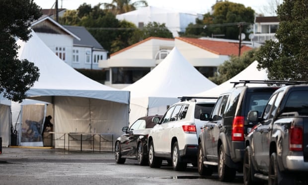 Người dân xếp hàng trên xe của họ tại một trạm xét nghiệm Covid-19 ở Devonport, Auckland - Ảnh: Fiona Goodall / Getty Images