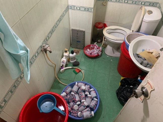Dùng nhà vệ sinh sản xuất thuốc giả hỗ trợ điều trị Covid-19. (Ảnh: congancungcap)