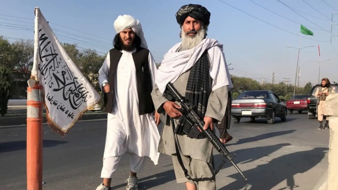Một chiến binh Taliban cầm súng trường tấn công đứng gác bên ngoài Bộ Nội vụ ở Kabul ngày 16/8: Afghanistan dường như quay trở lại năm 2001. Ảnh: Nikkei