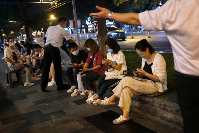 Mọi người chờ đợi trước một nhà hàng ở Bắc Kinh vào ngày 13 tháng 8 năm 2021, sau khi dịch bệnh COVID bùng phát ở Trung Quốc. Ảnh Reuters