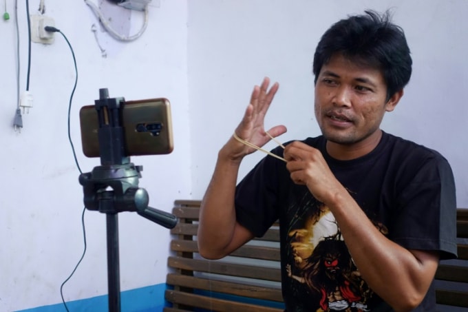 Anh Siswanto đang quay video. Ảnh: AFP