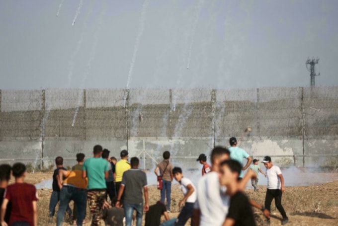Người biểu tình Palestine ở Gaza đối đầu lực lượng an ninh Israel gần hàng rào biên giới hôm thứ Bảy - Ảnh: AFP