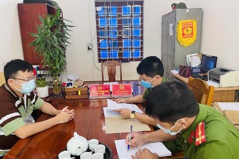 Mới đây, Công an huyện Nông Cống đã bắt tạm giam đối tượng Trần Văn Cường, sinh năm 1979 ở xã Trường Trung, huyện Nông Cống về hành vi Lừa đảo chiếm đoạt tài sản. Đối tượng này giả danh Thanh tra Chính Phủ lừa đảo “chạy án”