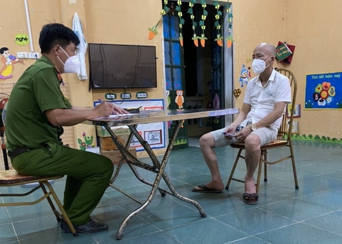 Ông Tạ Anh T. ra trình diện và được đưa trở lại khu cách ly tập trung. Ảnh: kinhtedothi