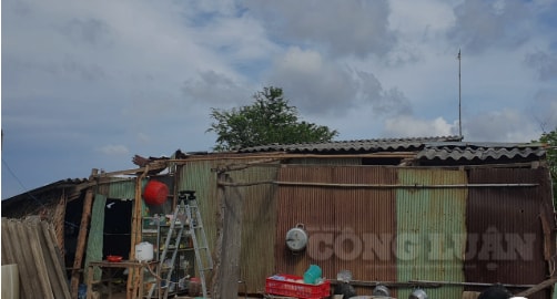 Một nhà dân ở Tiền Giang bị tốc mái.