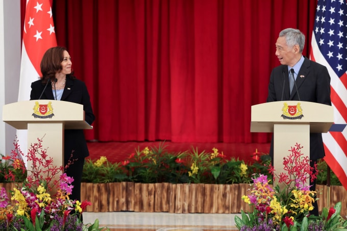 Phó Tổng thống Mỹ Kamala Harris và Thủ tướng Singapore phát biểu trong cuộc họp báo chung tại Singapore ngày 23/8 - Ảnh: Reuters