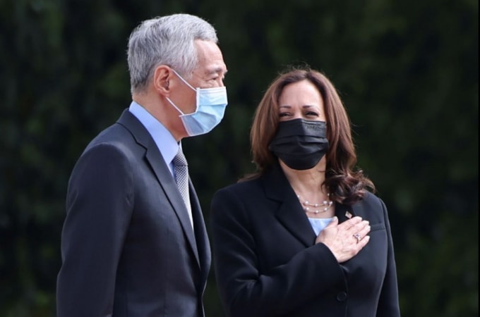 Phó Tổng thống Hoa Kỳ Kamala Harris (phải) đứng cạnh Thủ tướng Singapore Lý Hiển Long trong lễ đón tại Istana ở Singapore ngày 23 tháng 8 năm 2021 - Ảnh: REUTERS / Evelyn Hockstein