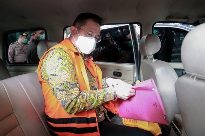 Juliari Batubara, cựu bộ trưởng các vấn đề xã hội của Indonesia bị kết án 12 năm tù vì nhận hối lộ 1,2 triệu đô la liên quan đến viện trợ lương thực cho các gia đình nghèo bị ảnh hưởng bởi đại dịch - Ảnh: AFP