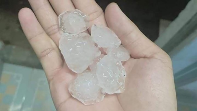 Mưa đá tại TP.HCM hôm 22/8 kéo dài khoảng 10 phút, kích cỡ hạt mưa đá lên tới 3cm.