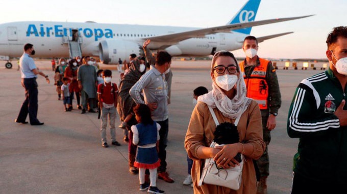 Mỹ dùng máy bay thương mại vận chuyển người dân sơ tán khỏi sân bay Kabul - Ảnh: Reuters