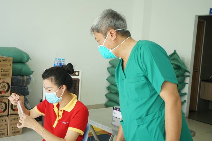 Việc tổ chức, hướng dẫn cho người dân tự lấy mẫu xét nghiệm tại nhà sẽ giúp đảm bảo an toàn, hạn chế nguy cơ lây nhiễm đối với người dân khi thực hiện test diện rộng (ảnh TL).