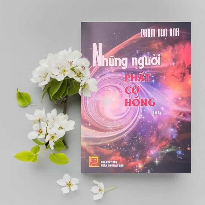 Bìa tập bút ký “Những người phất cờ hồng” (NXB Quân đội nhân dân, năm 2021) của Thiếu tá, nhà văn Phạm Vân Anh