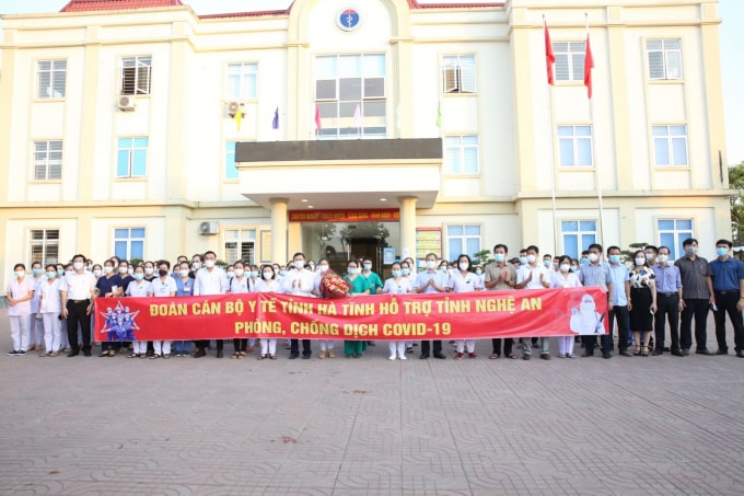 Phó Chủ tịch UBND tỉnh Lê Ngọc Châu và lãnh đạo Sở Y tế tặng hoa động viên cán bộ, nhân viên, sinh viên lên đường hỗ trợ tỉnh Nghệ An