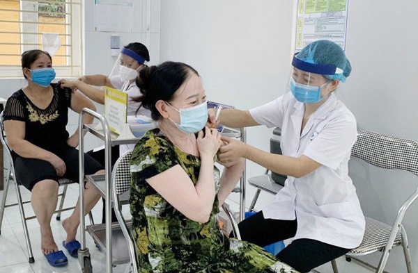 Tiêm vắc xin phòng COVID-19 cho người dân tại Trạm Y tế xã Minh Khai, huyện Hoài Đức, TP Hà Nội. Ảnh: HNM