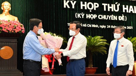 Bí thư Thành ủy TP. HCM Nguyễn Văn Nên tặng hoa chúc mừng ông Phan Văn Mãi.