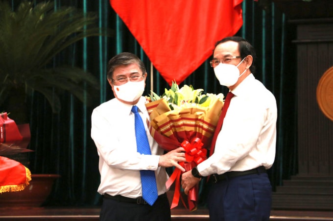 Bí thư Thành ủy TP. HCM Nguyễn Văn Nên tặng hoa ông Nguyễn Thành Phong.