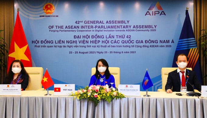 Đoàn đại biểu Quốc hội Việt Nam do bà Phạm Thị Hồng Yến (giữa), Ủy viên Thường trực Ủy ban Kinh tế của Quốc hội tham dự Phiên họp từ điểm cầu Hà Nội.
