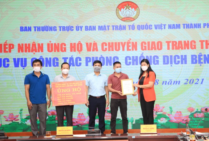 Ủy ban MTTQ Việt Nam Thành phố tiếp nhận ủng hộ từ các đơn vị. Ảnh: HNP