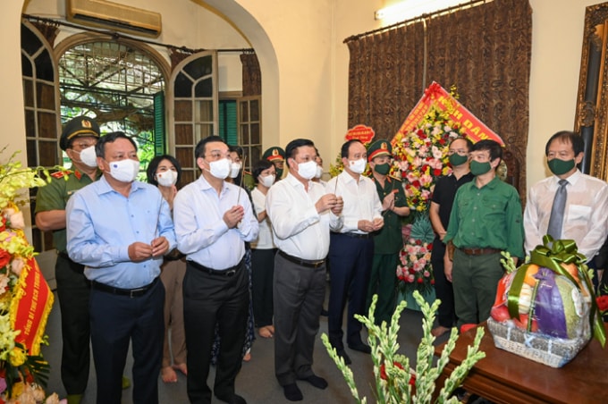 Đoàn Lãnh đạo TP Hà Nội dâng hương tưởng nhớ Đại tướng Võ Nguyên Giáp.