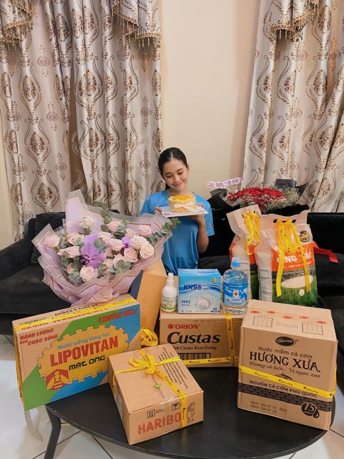 Tiểu Vy đã được mọi người tổ chức một buổi tiệc sinh nhật và tặng những mọi quà theo cách đặc biệt nhất.
