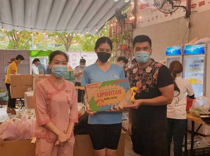 Dù đúng ngày sinh nhật nhưng Hoa hậu Tiểu Vy vẫn tích cực tham gia nấu bếp ăn từ thiện như mọi ngày.