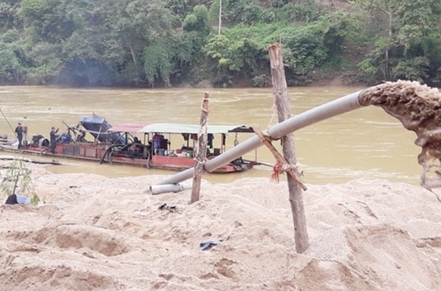 UBND tỉnh Lào Cai vừa quyết định xử phạt hành chính hơn 370 triệu đồng 4 doanh nghiệp khai thác cát sỏi trên sông Hồng có nhiều sai phạm so với luật bảo vệ môi trường. Ảnh TL