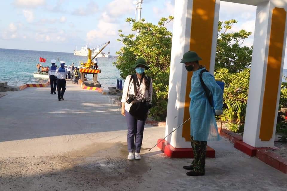 Không chỉ trên đất liền, tác nghiệp ở Trường Sa việc phòng dịch luôn được duy trì, ngoài việc chăm sóc sức khỏe trước khi ra huyện đảo, phóng viên còn phải tuân thủ các biện pháp phòng chống dịch. Trong ảnh nhà báo Nguyện Ánh - Báo Hànộimới lần tác nghiệp ở Trường Sa năm 2021. Ảnh: Cảnh Huệ
