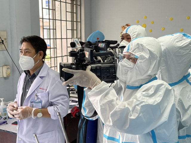 Nhắc đến tác nghiệp mùa dịch, không thể không nhắc đến các anh chị báo chí, truyền hình đang tác nghiệp tại tâm dịch TP.HCM. Ảnh: NVCC